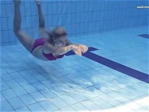 sizzling Elena flashes what she can do under water